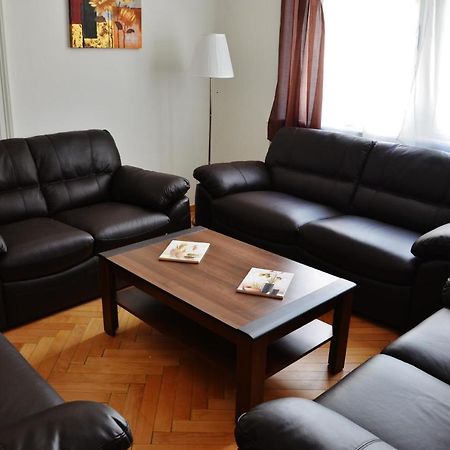 Apartment In The Heart Of Praha Bagian luar foto