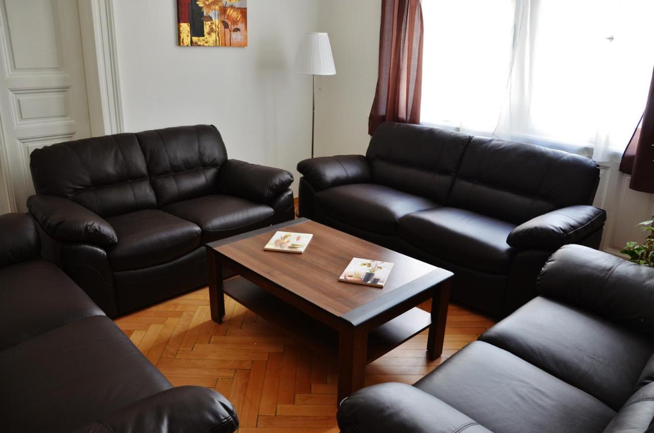 Apartment In The Heart Of Praha Bagian luar foto