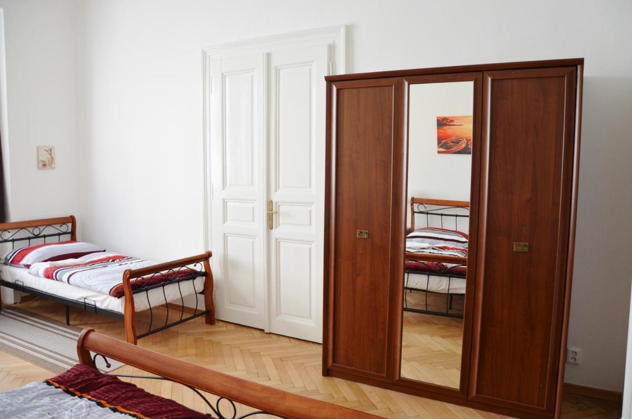 Apartment In The Heart Of Praha Bagian luar foto